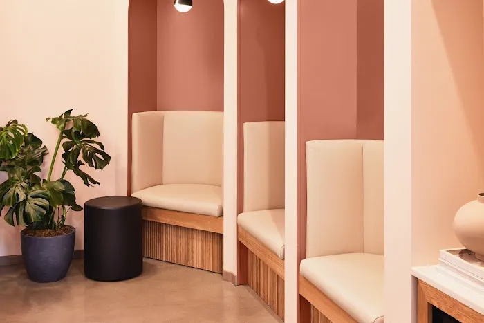 Peachy Manhattan West Picture 4