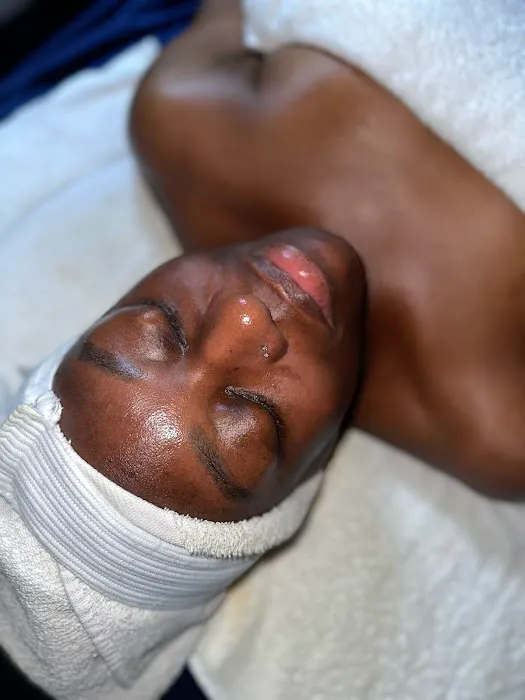 1014 Skin Lounge Picture 3