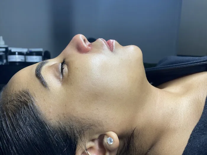 Full Frontal Beauty & Esthetics Picture 9