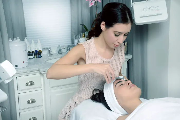 Sarah Akram Skincare Picture 3