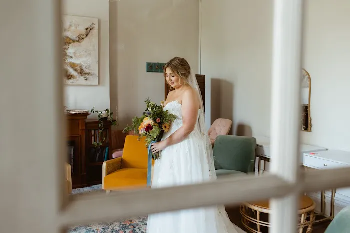 Dérive Esthetics & Makeup by Laura Picture 3