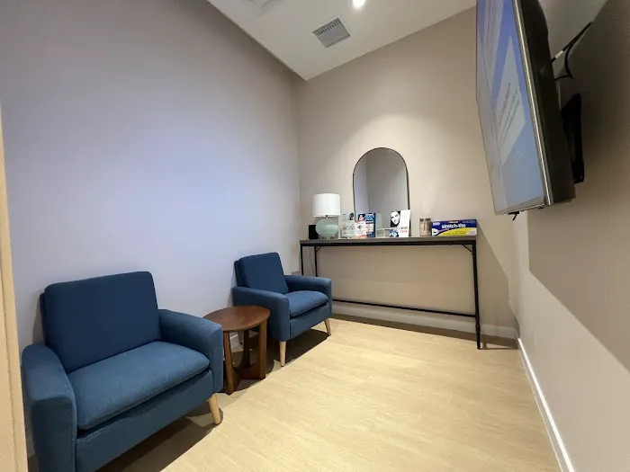 Metro Dermatology - Glen Oaks Picture 1