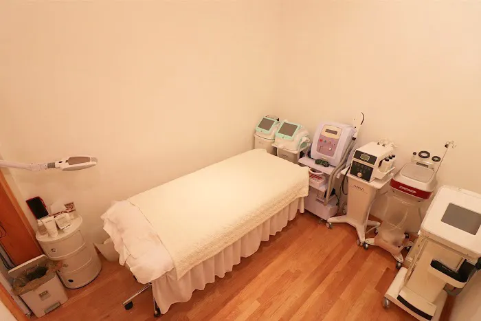 Skin Sarang Celebrity Facial Spa: Microneedling, Hydrafacial, Radio Frequency, Microcurrent Facial & Face Lift Treatments Picture 1
