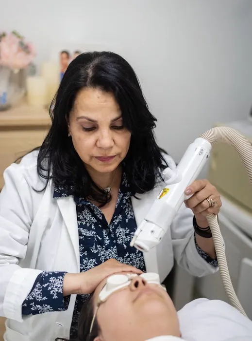 The Skin of Roses.Com Picture 3