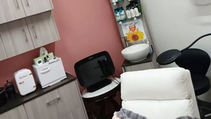 Skin with Lynn Picture 1