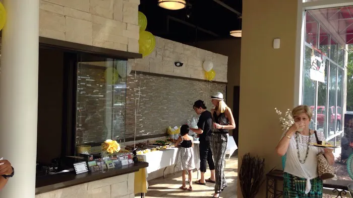 R Liz Skin Studio Picture 1