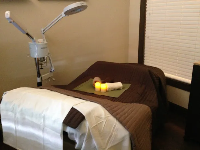 R Liz Skin Studio Picture 8