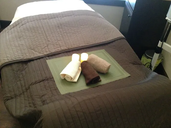 R Liz Skin Studio Picture 9