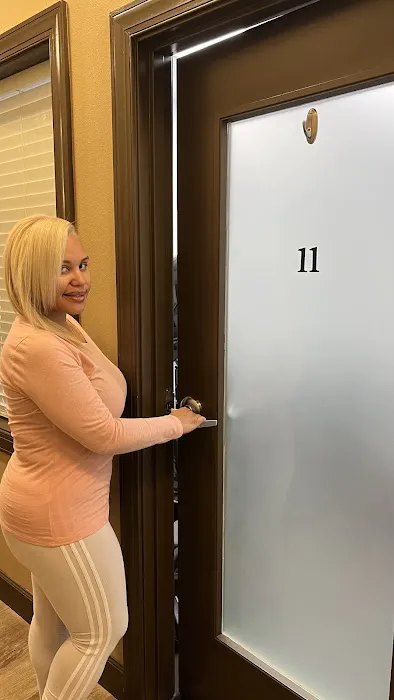 R Liz Skin Studio Picture 4