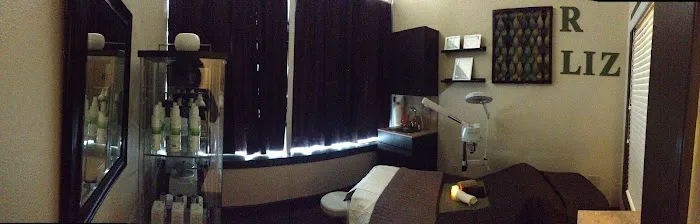 R Liz Skin Studio Picture 6