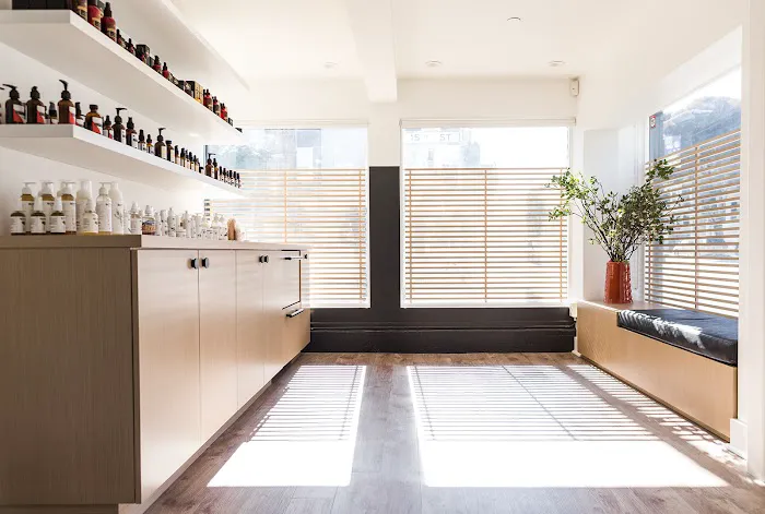 VERA Skin Studio | Shop Picture 2