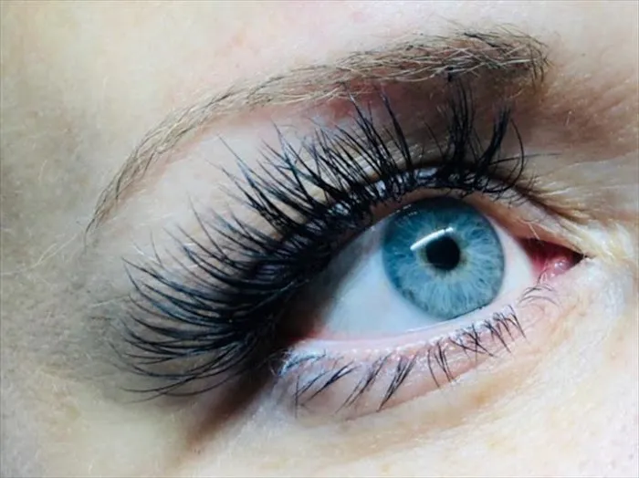 Glam & Glow Spray Tan & Lashes By Melissa Picture 2