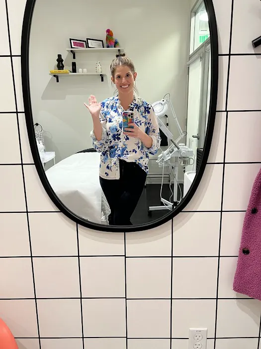 Modern Canvas Skin Studio Picture 5