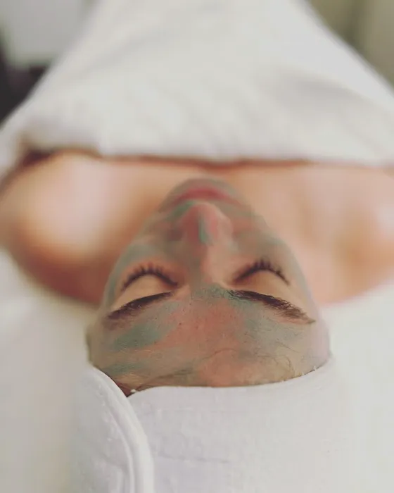 Modern Canvas Skin Studio Picture 9