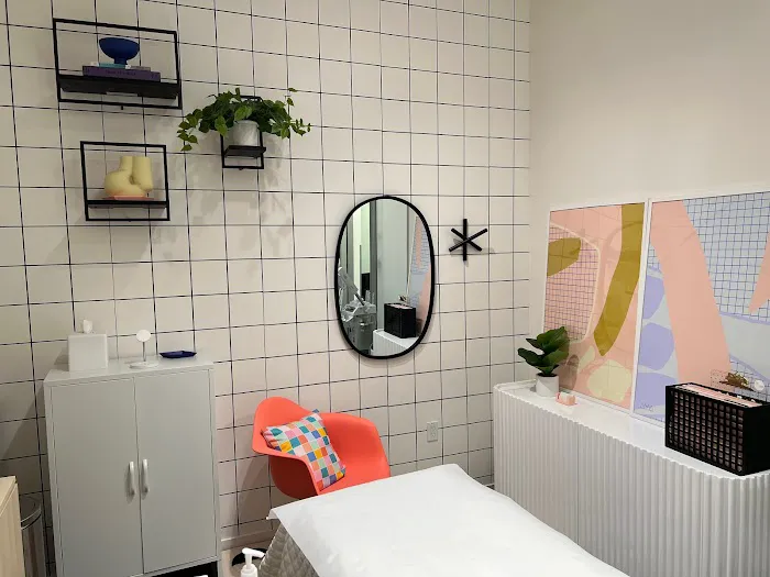 Modern Canvas Skin Studio Picture 8