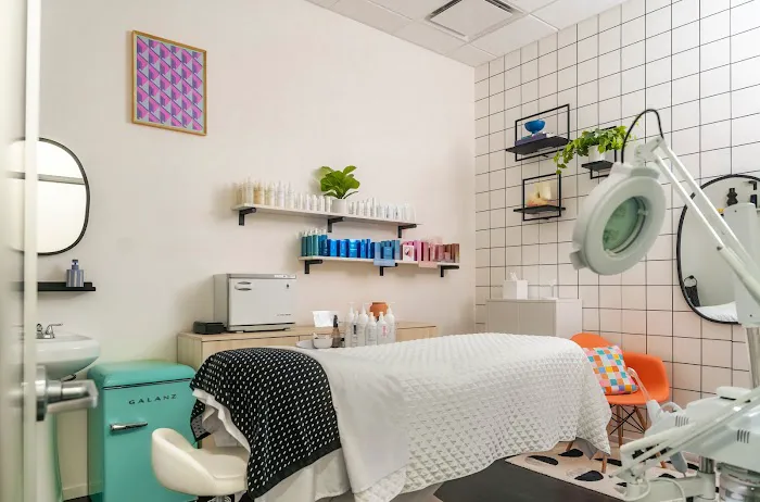 Modern Canvas Skin Studio Picture 7