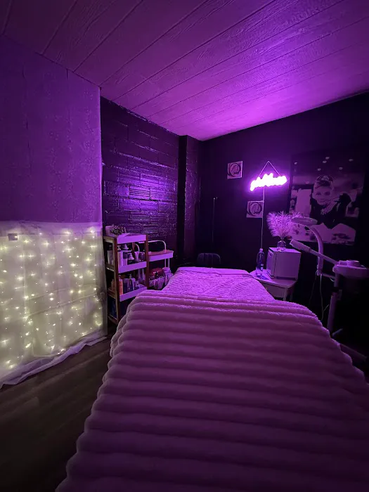 Glowing Esthetics Lounge Picture 1