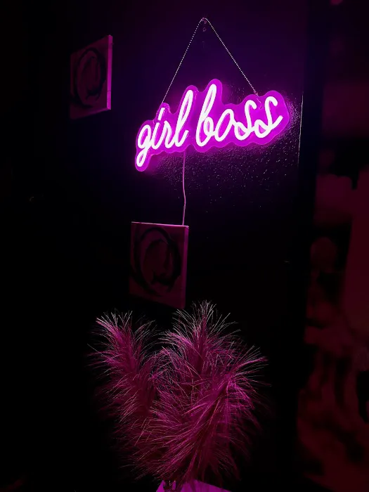 Glowing Esthetics Lounge Picture 4