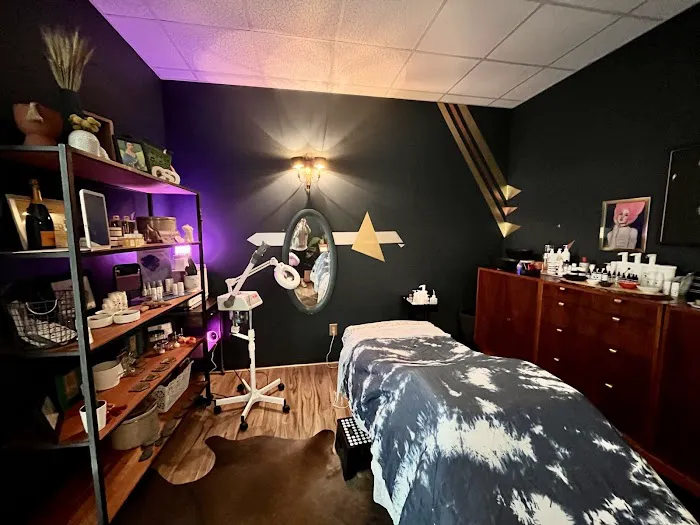 CHIEF SKIN OFFICER - LICENSED ESTHETICIAN Picture 1