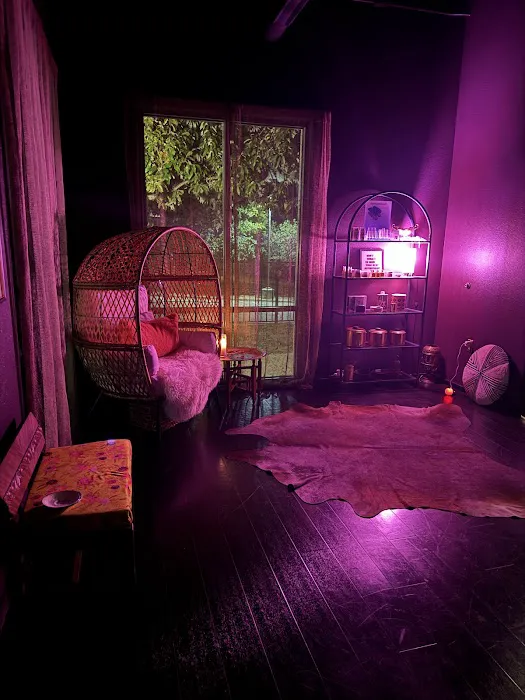 CHIEF SKIN OFFICER - LICENSED ESTHETICIAN Picture 4