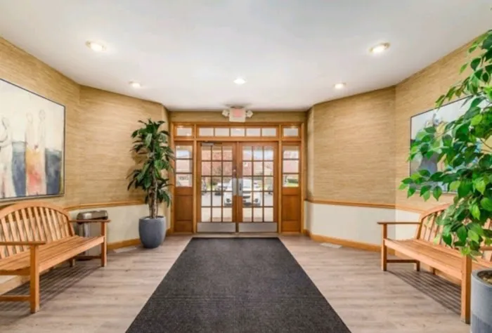 GLŌ Essence Picture 1