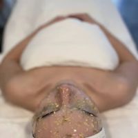 Rebecca Treats Skin ico