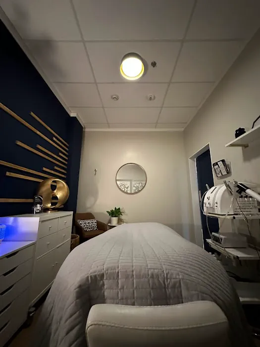 Blue door skin studio Picture 1