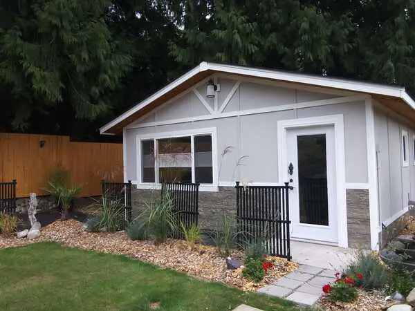 Black Market Beauty Picture 3