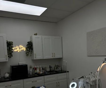 HAUTu00ca Beauty Bar