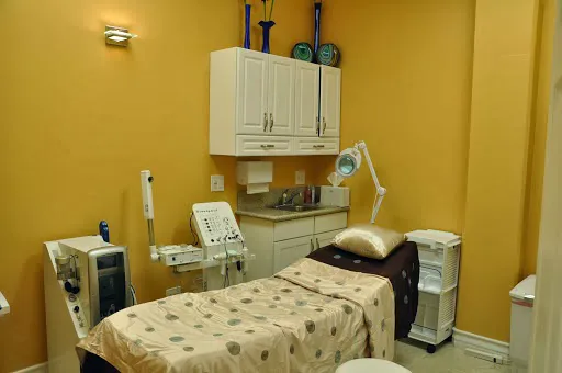 GLUTATHIONE IV & SKIN WHITENING PRODUCTS Picture 3