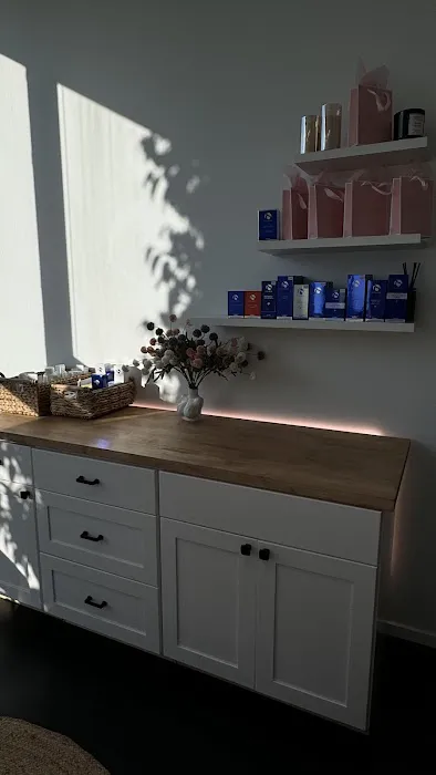 Glowing & Rich Picture 4