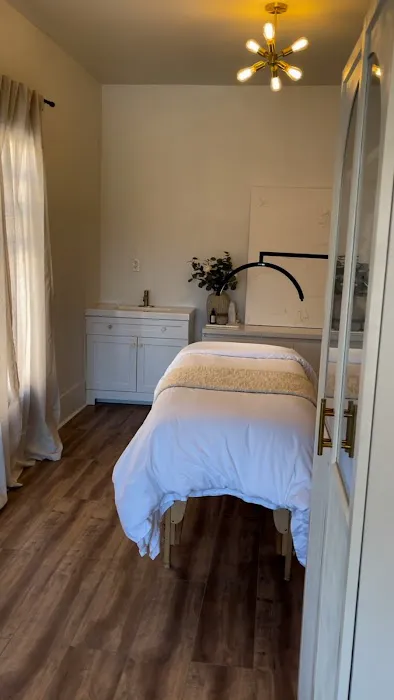 Evolution Skyn Aesthetics - Dermaplaning + Acne Expert Picture 7