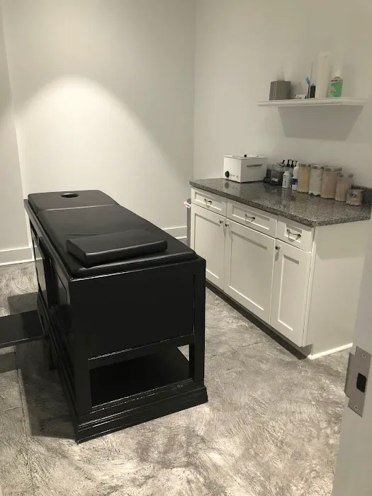 Strip Esthetics Wax & Beaute' Bar - University Picture 3