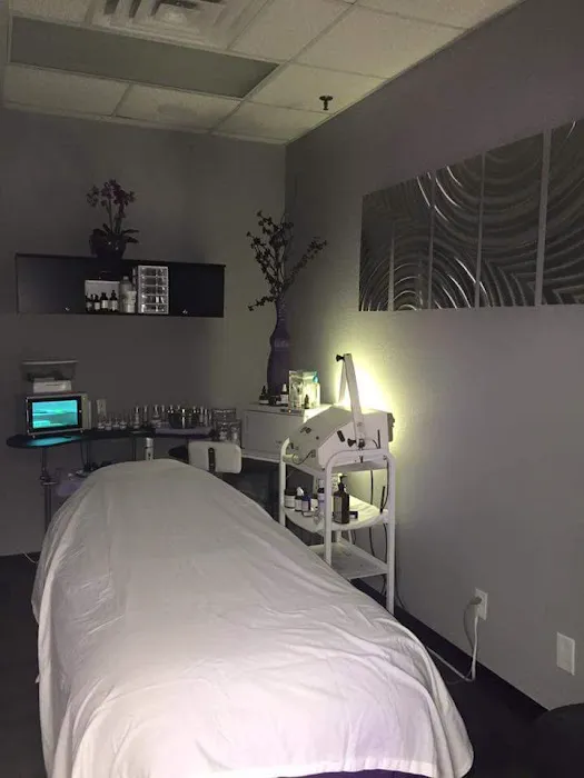 NAKED Skinn Studio Picture 6