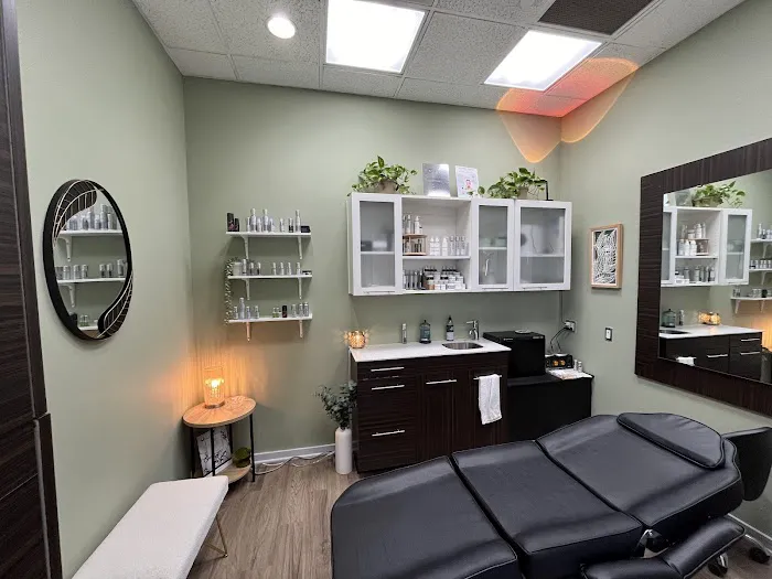 Derma Reboot, Kt Hodges LE Picture 2