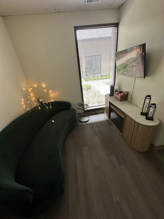 Glow Skin Lounge Picture 3