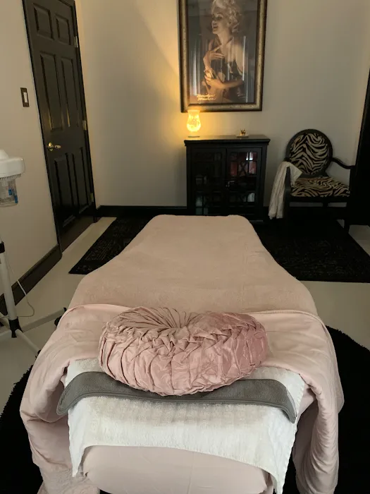 The Tan & Wax Chick Beauty Bar-Esthetician, Facial, Brazilian Picture 7