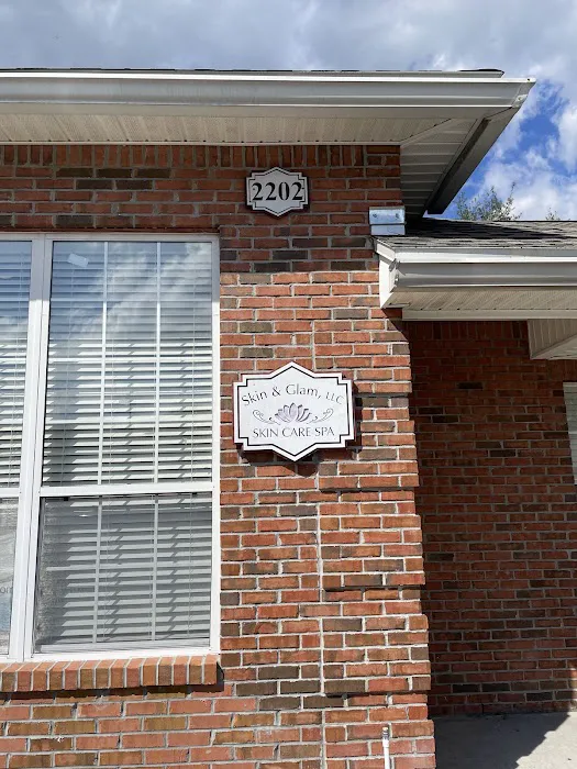 Skin and Glam Picture 8