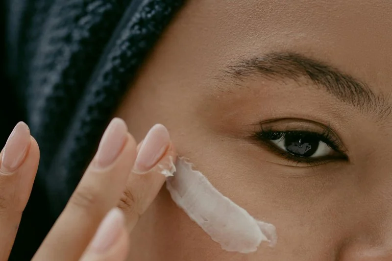 How to Manage Eye Creams for Dry Skin: A Comprehensive Guide
