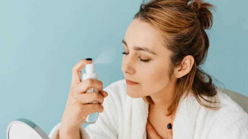 The Benefits of Using a Facial Mist for Refreshing Your Skin Throughout the Day