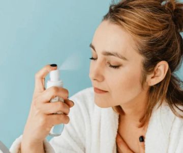 The Benefits of Using a Facial Mist for Refreshing Your Skin Throughout the Day
