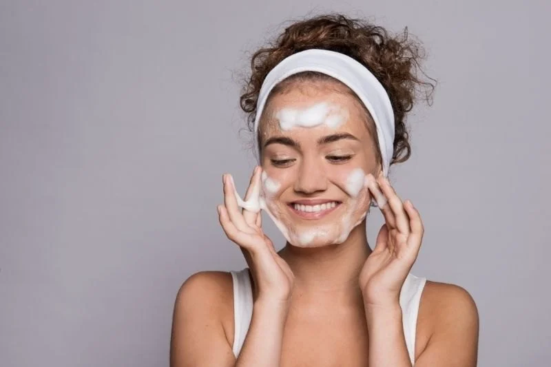 How to Achieve Clear Skin with the Right Cleansing Routine