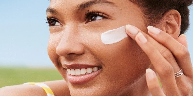 How to Take Care of Your Skin When Traveling: Essential Tips