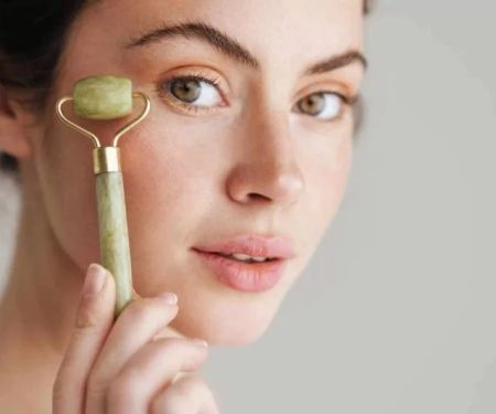The Benefits of Using a Facial Roller for Better Circulation and Skin Health